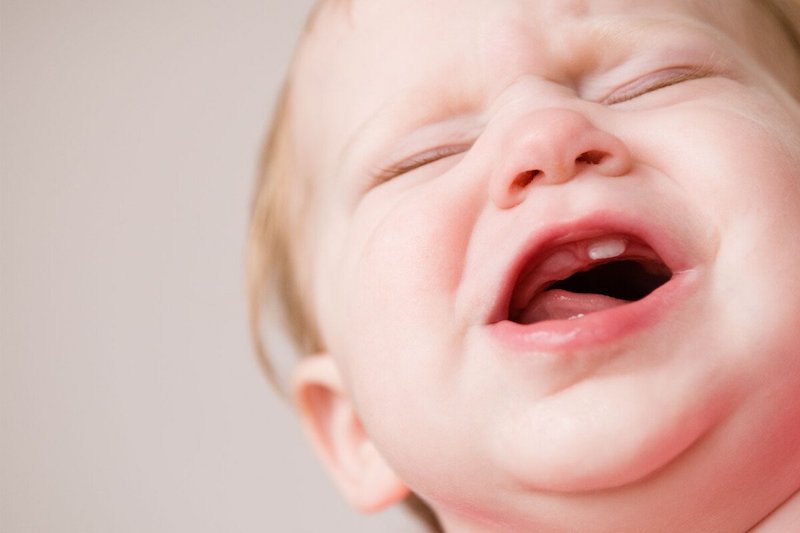 Что делать при появлении у ребенка первых зубов