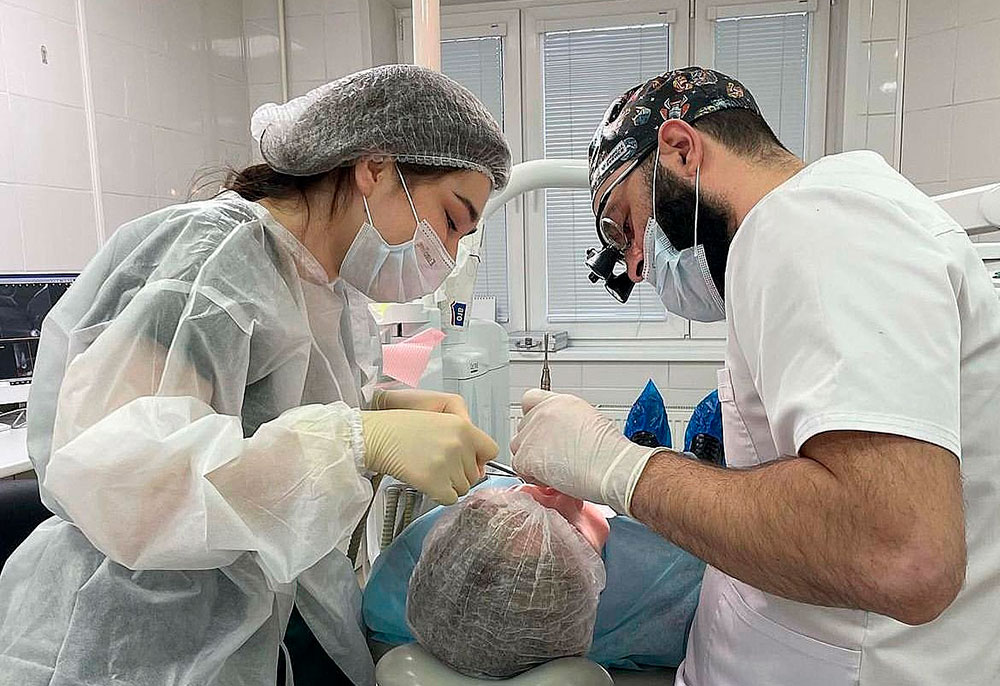 Почему зубы могут быть разного цвета?